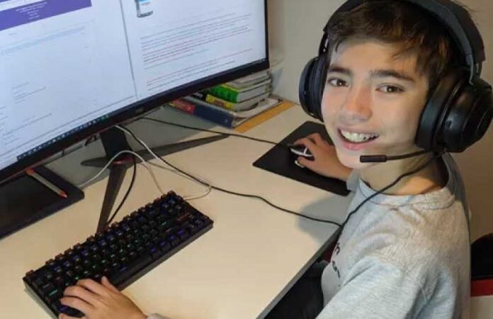 Garoto de 12 anos cria site para ajudar idosos a agendar vacinação da Covid