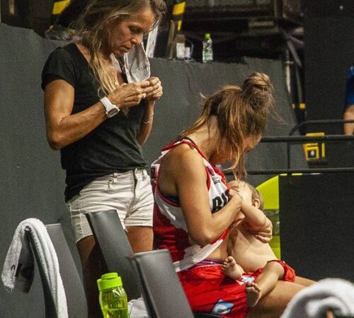 Jogadora amamenta filha em intervalo da partida e foto viraliza