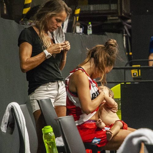 Jogadora amamenta filha em intervalo da partida e foto viraliza