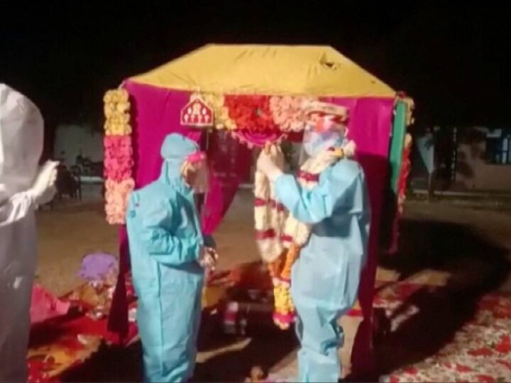 Com noivo infectado, indianos usam roupa de proteção para se casar; Veja vídeo
