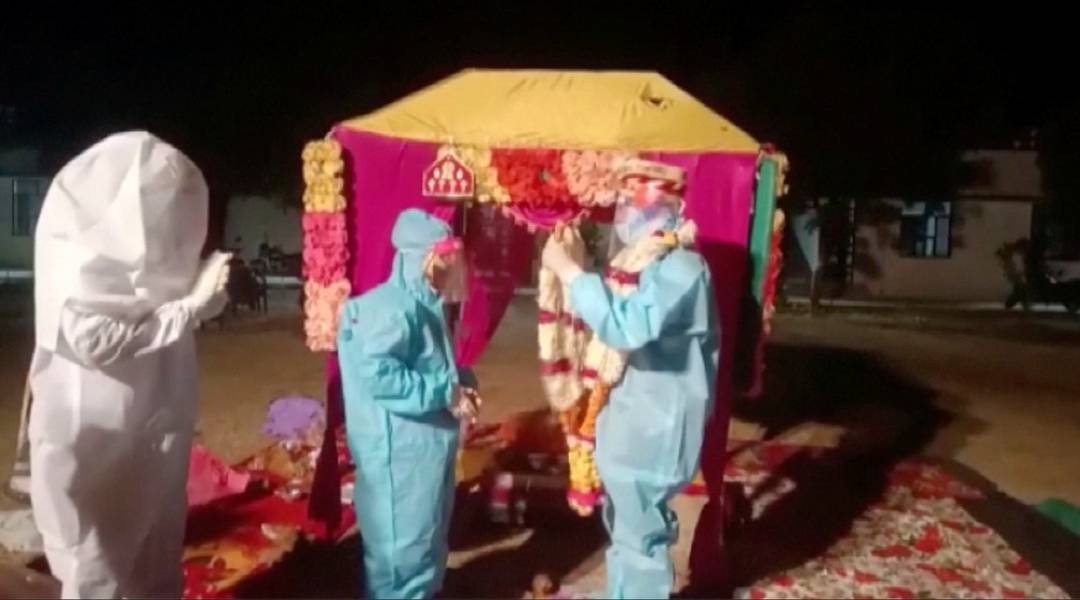 Com noivo infectado, indianos usam roupa de proteção para se casar; Veja vídeo