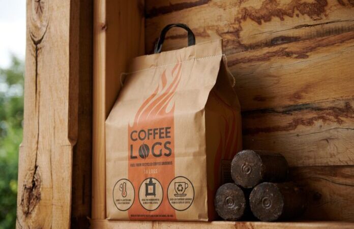 Startup britânica transforma pó de café usado em lenha