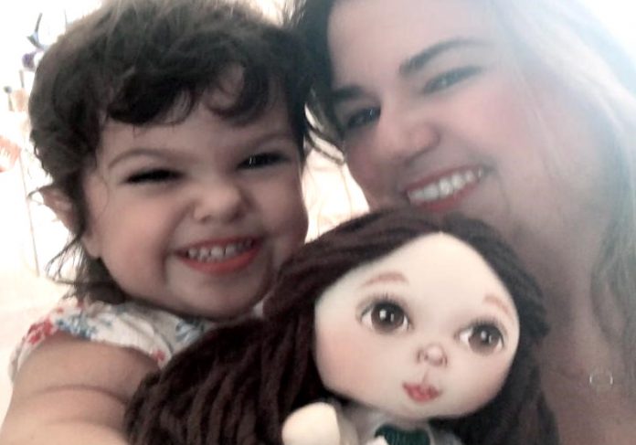Mãe desenvolve boneca com nanismo para promover inclusão da filha