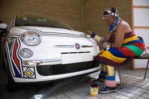 Artista sul-africana de 85 anos cativa com pinturas em carros homenageando sua cultura