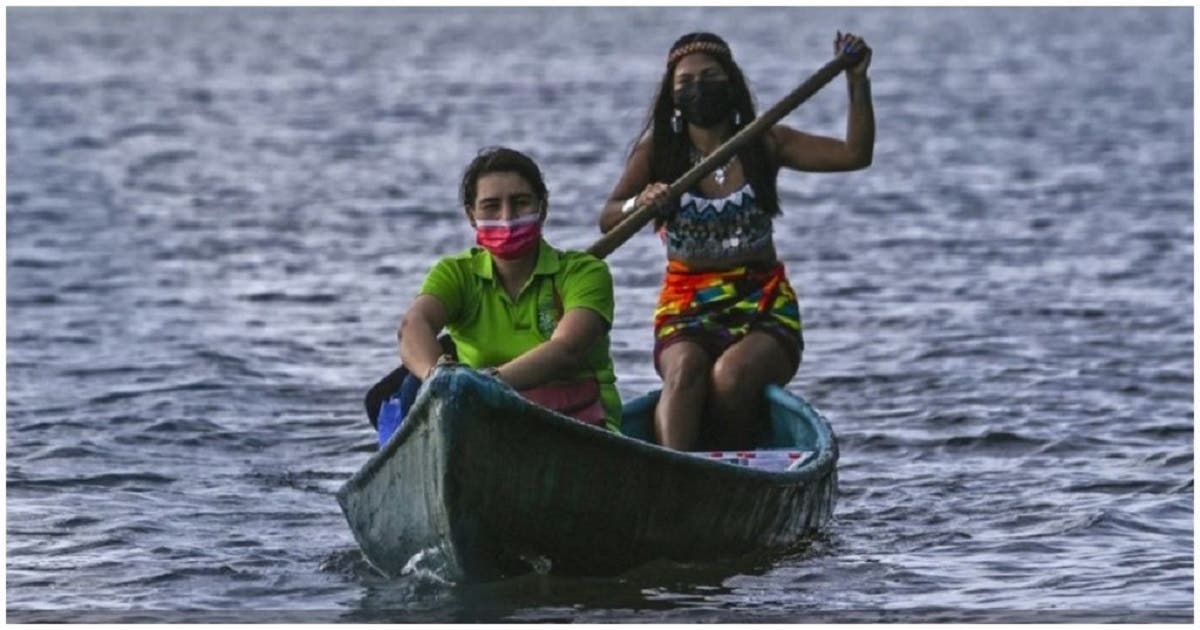 A emocionante história de uma professora que viaja de canoa para dar aulas