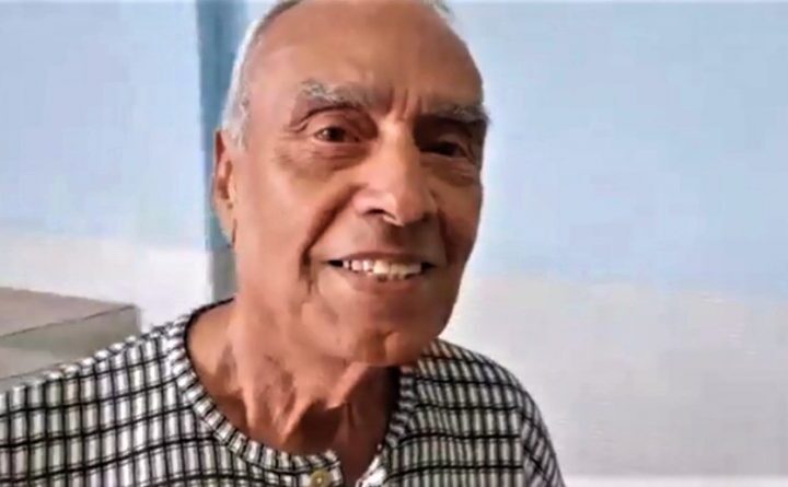 Exemplo de vitalidade: Idoso de 85 anos comemora aniversário jogando futebol em Guarapari