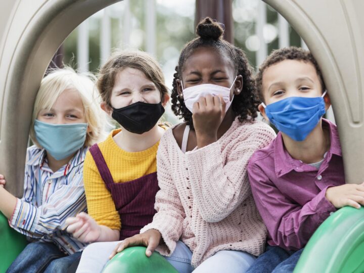 Crianças devem manter uso de máscara facial, diz academia de pediatria dos EUA