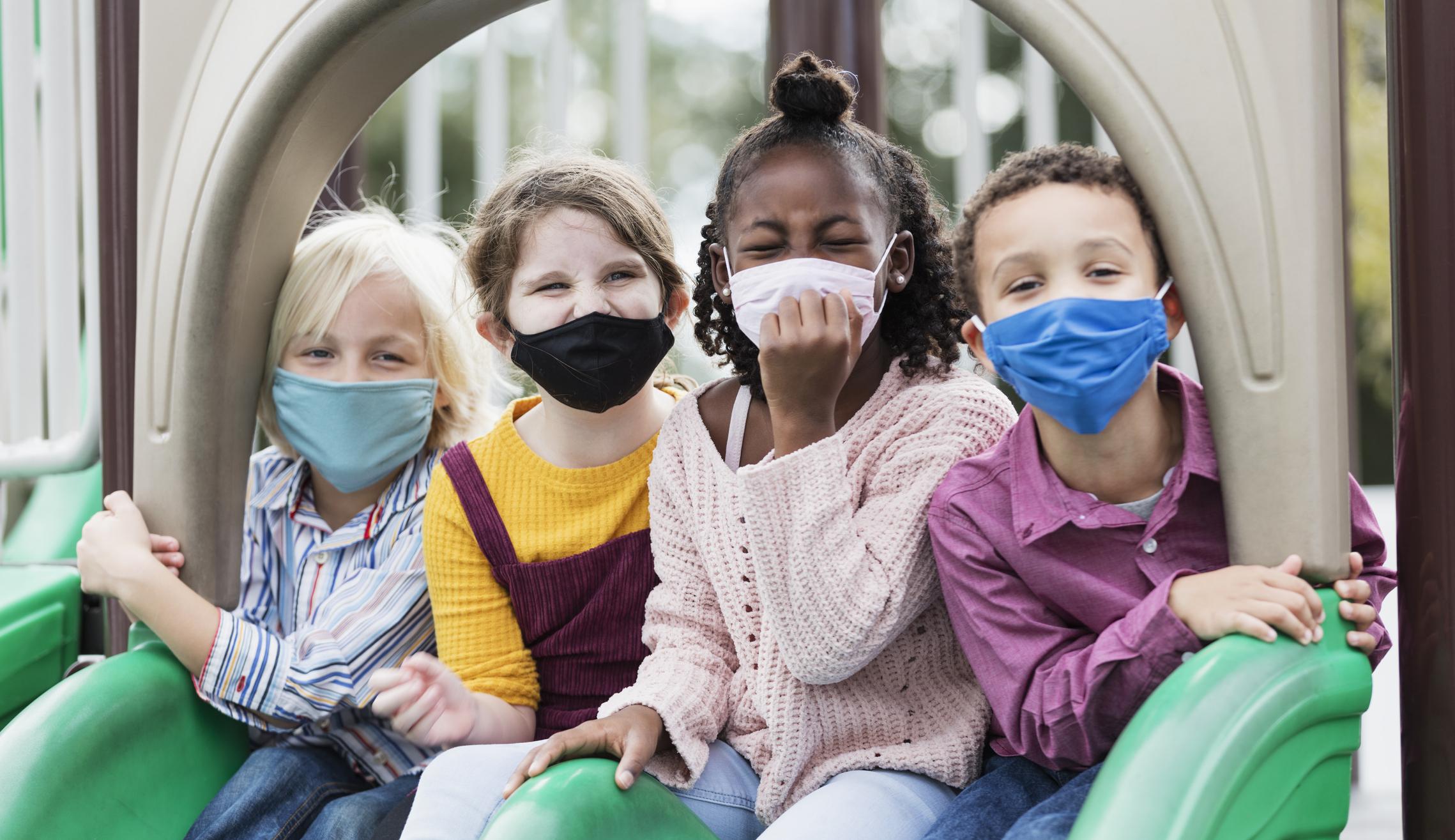 Crianças devem manter uso de máscara facial, diz academia de pediatria dos EUA
