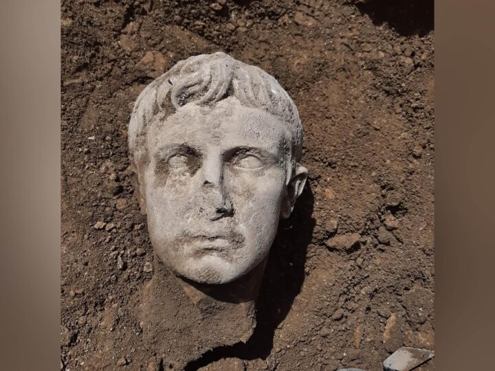 Cabeça de mármore de 2.000 anos do primeiro imperador de Roma é descoberta