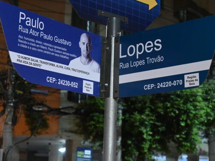 Placas da Rua Ator Paulo Gustavo são instaladas em Niterói