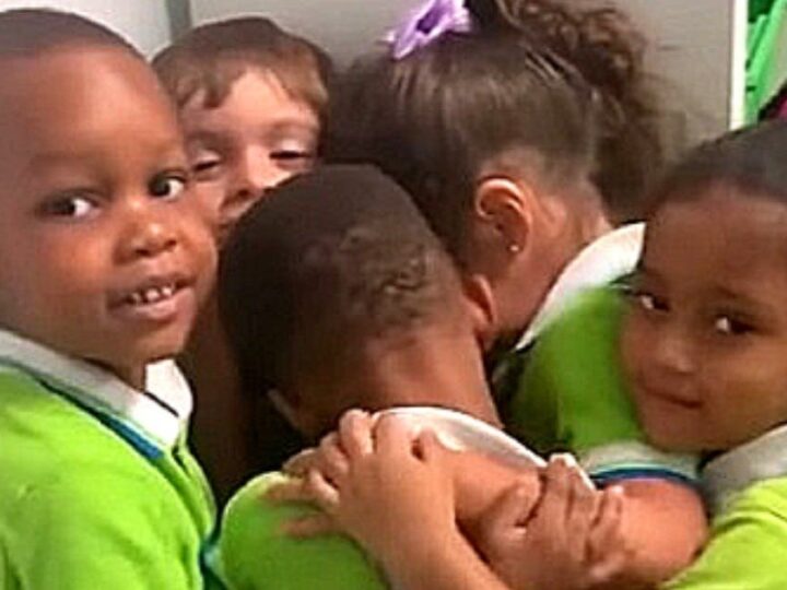Coleguinhas de escola recebem sobrevivente do furacão Dorian com caloroso abraço