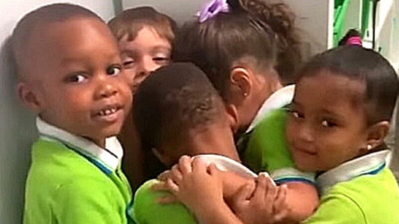 Coleguinhas de escola recebem sobrevivente do furacão Dorian com caloroso abraço