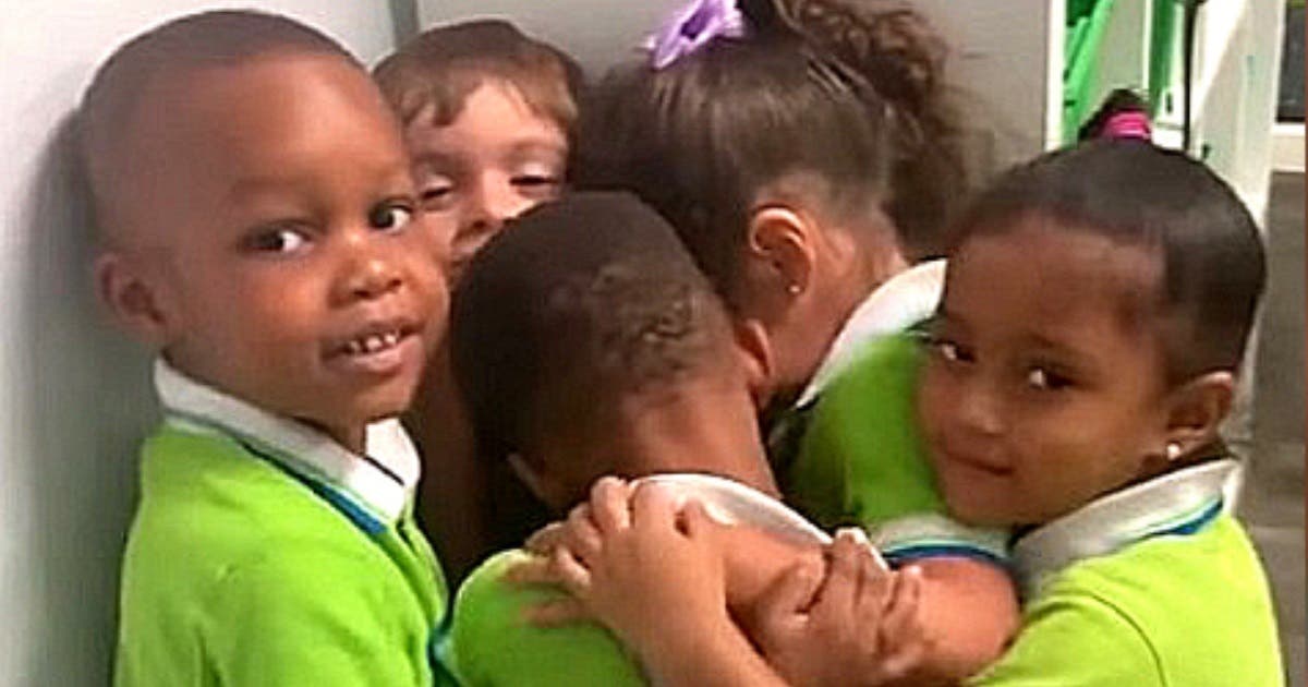 Coleguinhas de escola recebem sobrevivente do furacão Dorian com caloroso abraço