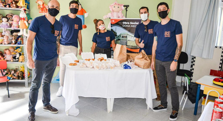 Crianças com deficiência ganham festa do hambúrguer em ONG