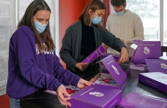 Jovem faz ‘kits de cuidados especiais’ e doa para pessoas com Alzheimer