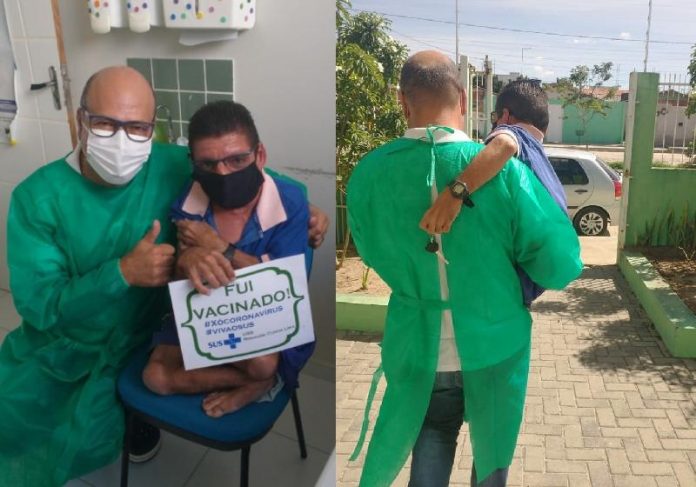 Enfermeiro carrega no colo homem com deficiência após vacinação: empatia