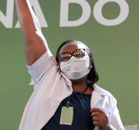 Sou prova viva de que Coronavac é eficaz, diz 1ª pessoa vacinada no Brasil