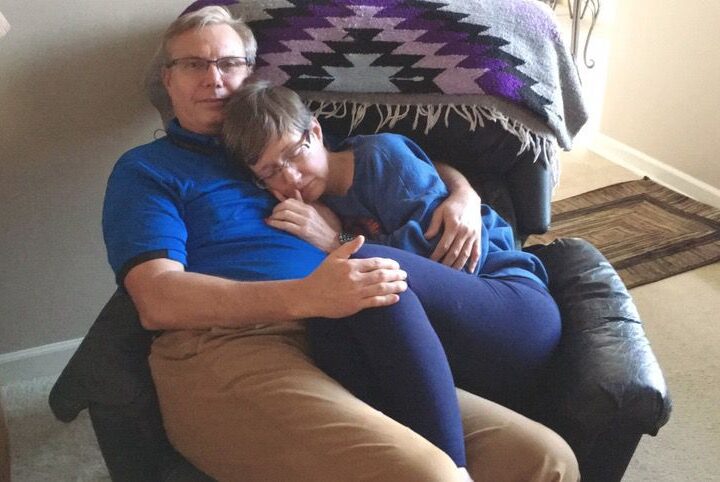 Mulher com demência refugia-se nos braços do marido: “Ela não se lembra, mas se sente segura”