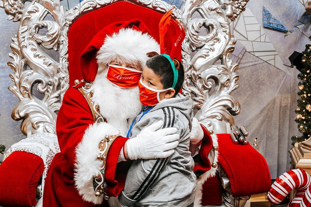 Criança com leucemia realiza sonho de conhecer Papai Noel e comer um hambúrguer com ele