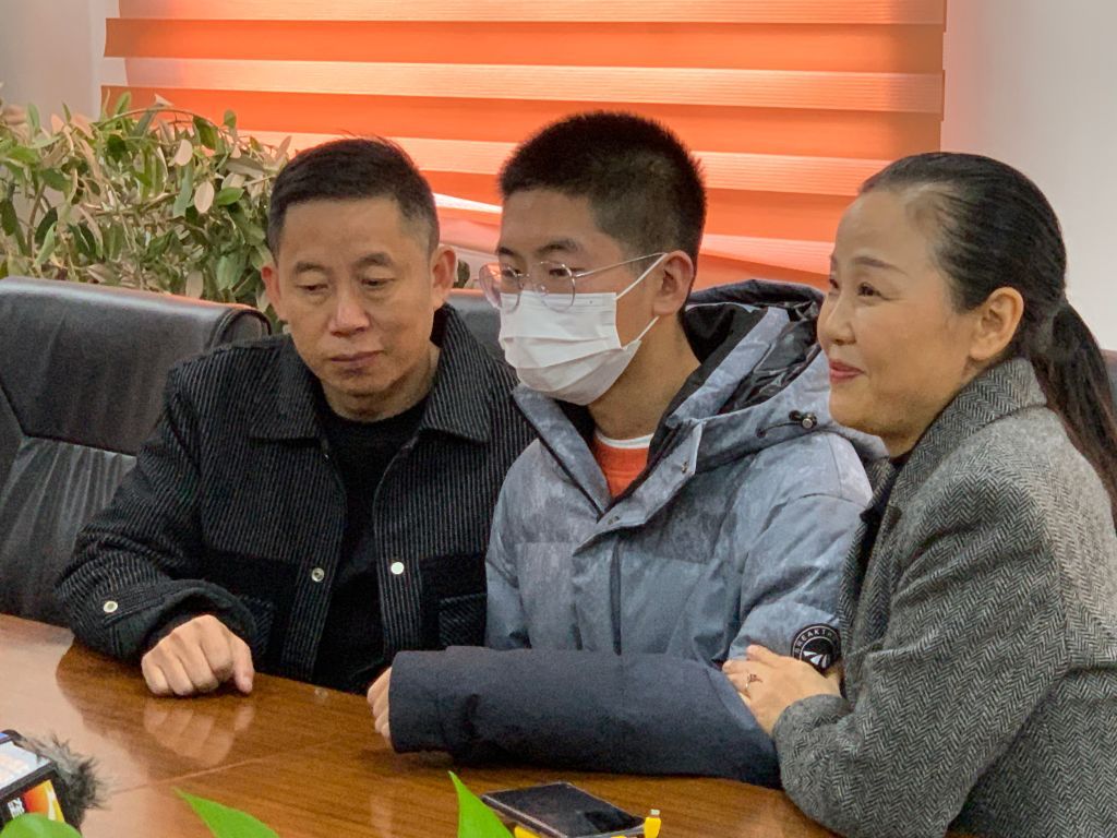 Casal chinês reencontra filho sequestrado após 14 anos