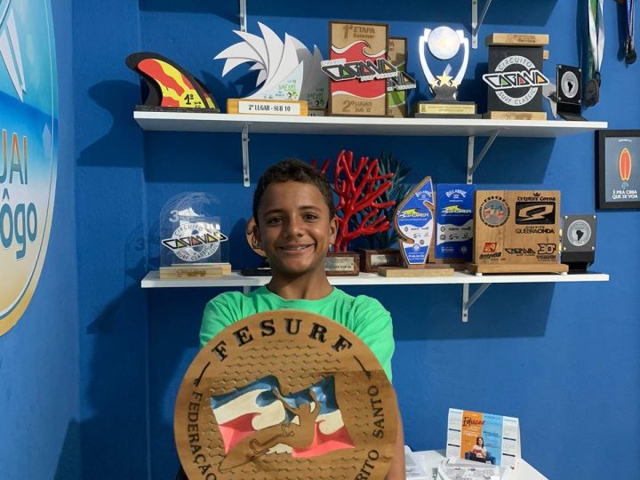 Surfista de 11 anos realiza sonho de viajar para as Maldivas após vender doces no ES