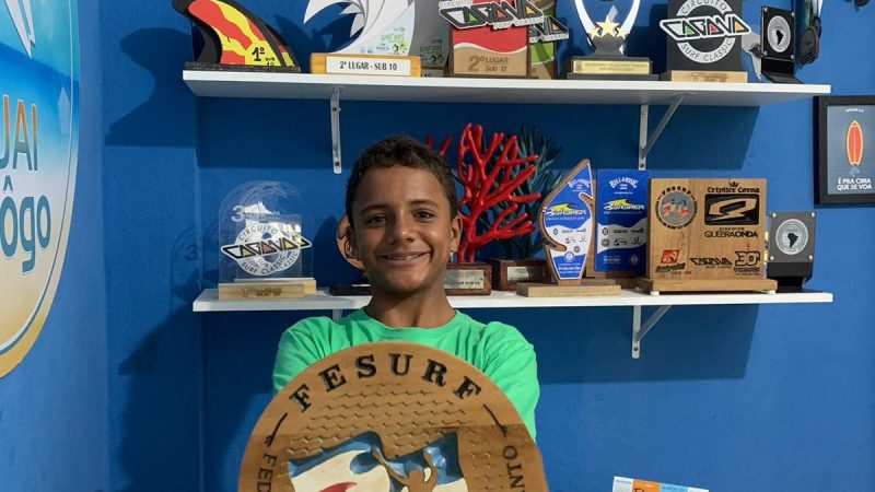 Surfista de 11 anos realiza sonho de viajar para as Maldivas após vender doces no ES