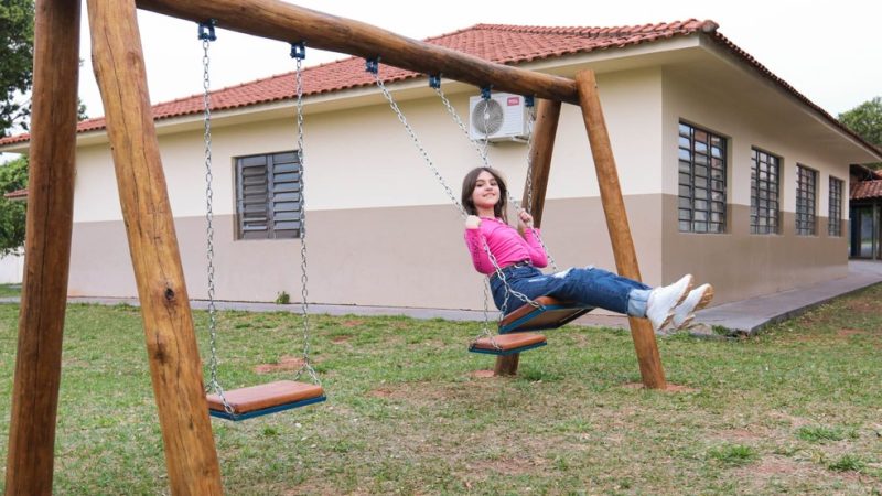 Menina de 8 anos empreende e vende pulseiras para construir parquinho em escola: ‘Realizei o meu sonho e o de muitas crianças’