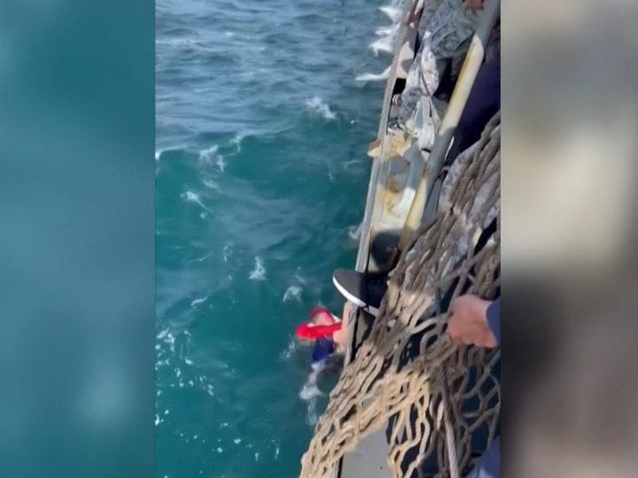 Homem é resgatado após semanas perdido no mar se alimentando apenas com molho de tomate