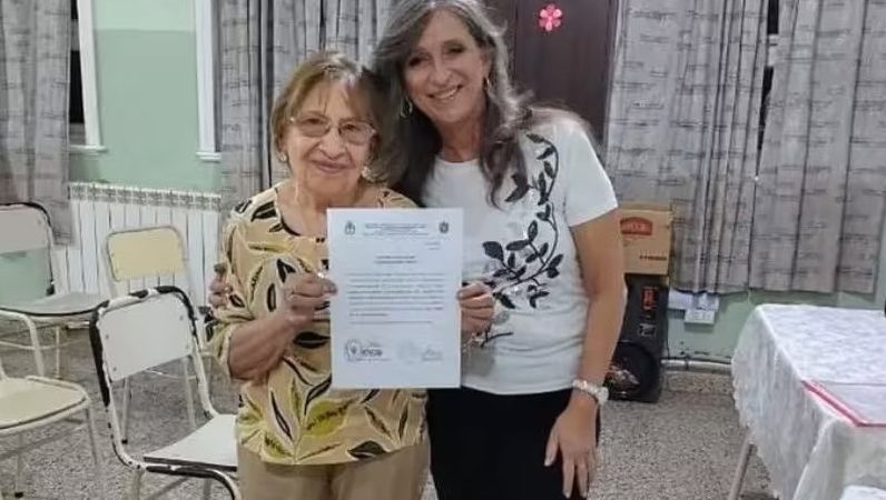 Vovó, aos 84 anos, volta a estudar e conclui ensino médio. Superação!