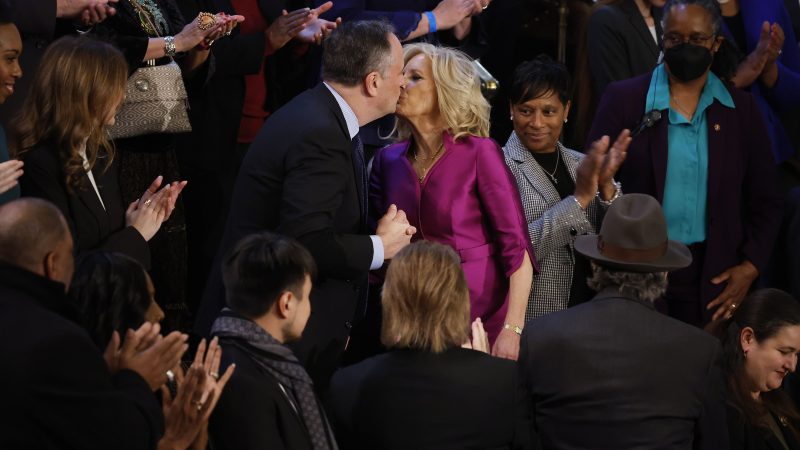 Primeira-dama dos EUA e marido de Kamala se cumprimentam com beijo na boca em evento