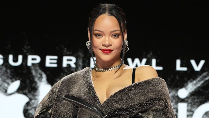 Afastada dos palcos, Rihanna se prepara para o show do intervalo do Super Bowl