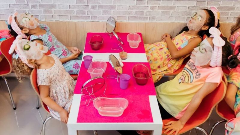Para comemorar aniversário de 7 anos, menina faz ‘spa day’ para convidadas e viraliza na web