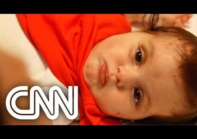 Família se reúne com “bebê milagroso” encontrado nos escombros do terremoto