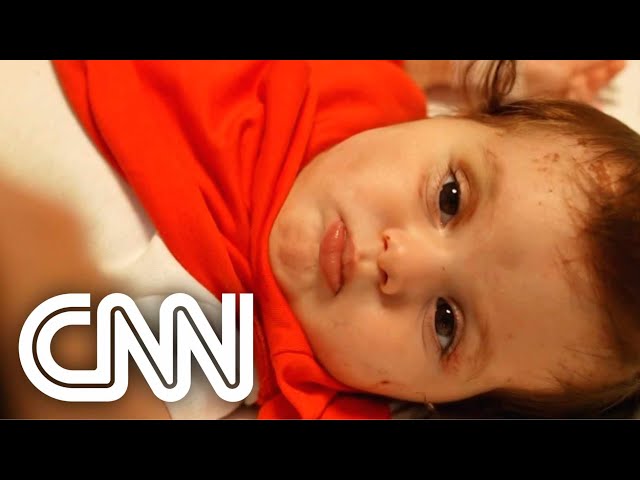 Família se reúne com “bebê milagroso” encontrado nos escombros do terremoto