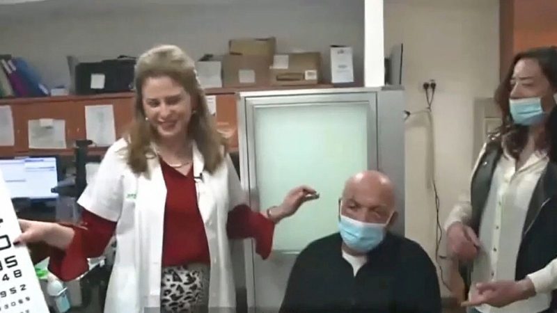 Idoso cego retoma visão após receber o primeiro transplante de córnea artificial