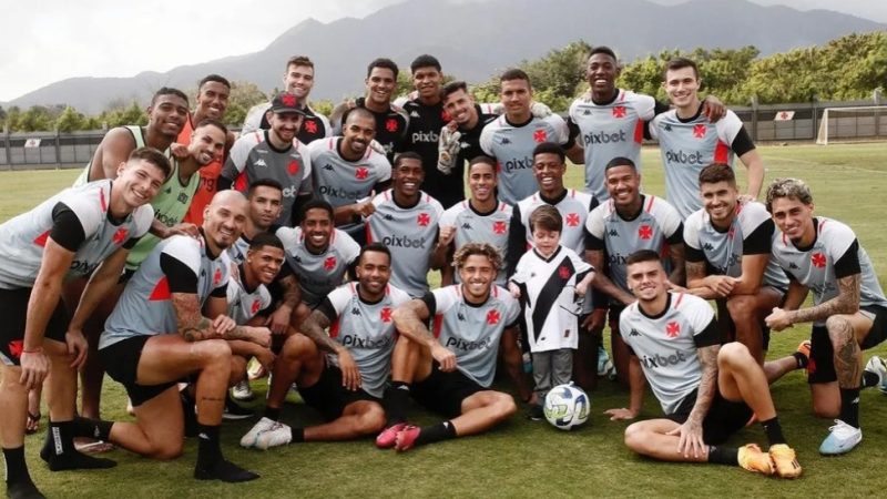 Menino de 8 anos com doença rara visita Centro de Treinamento do Vasco e bate bola com Pedro Raul