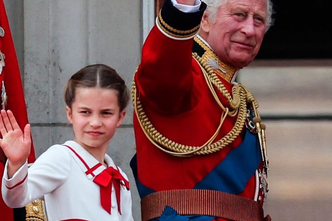 Rei Charles faz cócegas na princesa Charlotte e momento viraliza nas redes