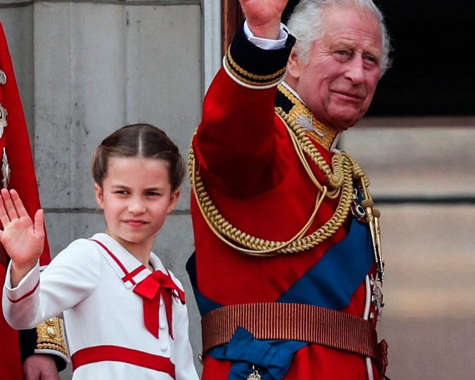 Rei Charles faz cócegas na princesa Charlotte e momento viraliza nas redes