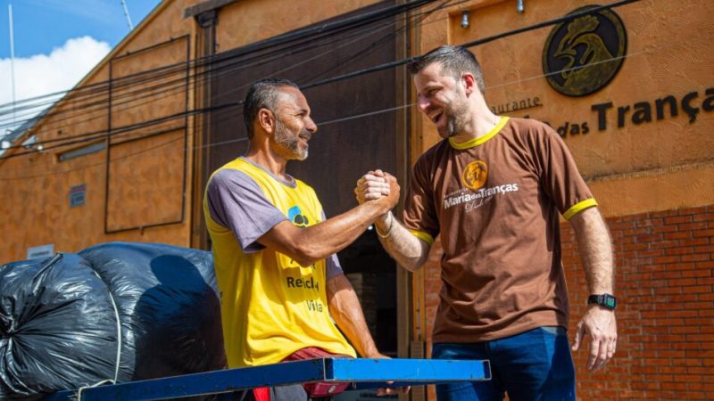 Campanha: “De mãos dadas com catadores”. Quem faz um trabalho de encher os olhos não pode ser invisível.