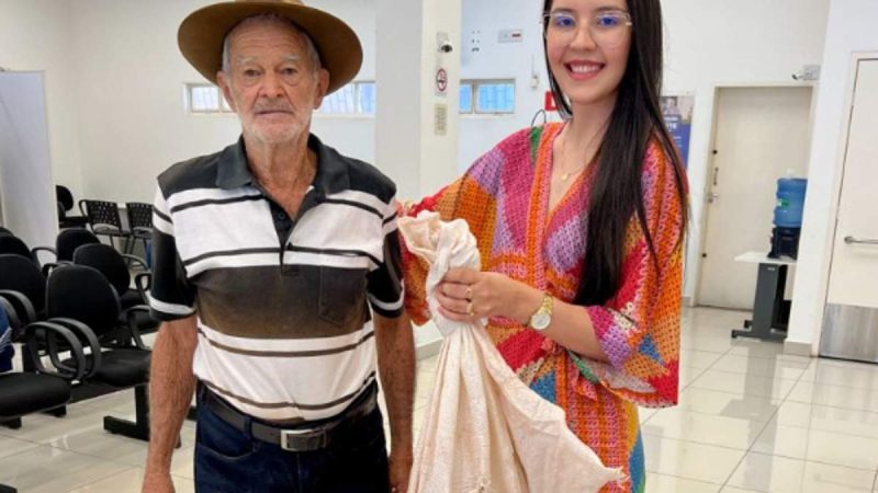 Idoso presenteia gerente de banco com galinha depois de bom atendimento e caso viraliza