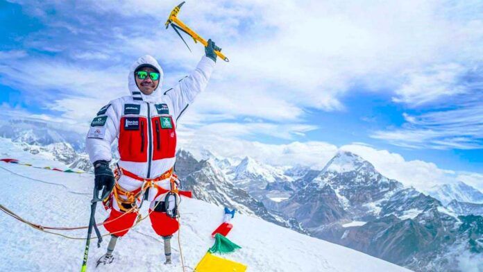 Ex-soldado britânico faz história e se torna o primeiro amputado a alcançar o topo do Everest