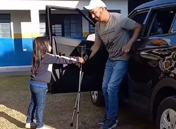 Gentileza: menina de 5 ajuda professor com muleta a descer do carro todo dia